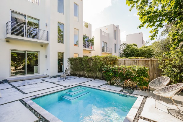 039-pool-5037871-medium