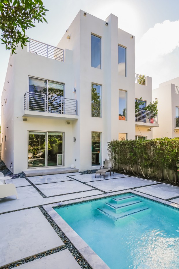 042-Rear_View-5037862-medium